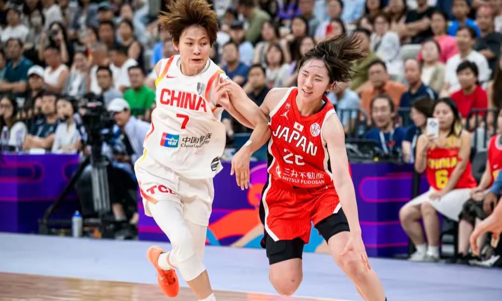 咱们女篮最近从小辈和大人都被日本女篮压制一遍！
第一，即亚洲杯被日本女篮在半决赛