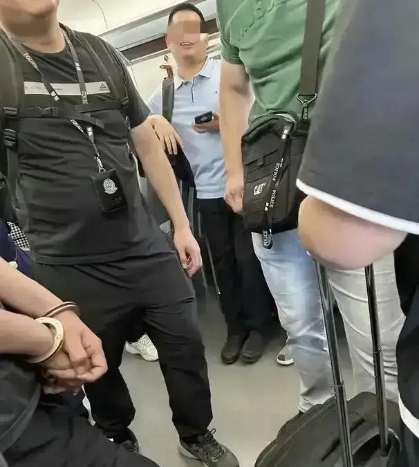 地铁上看到的一幕，记得以前去医院看病的时候见过这种都是用一块布遮挡着，地铁上这个