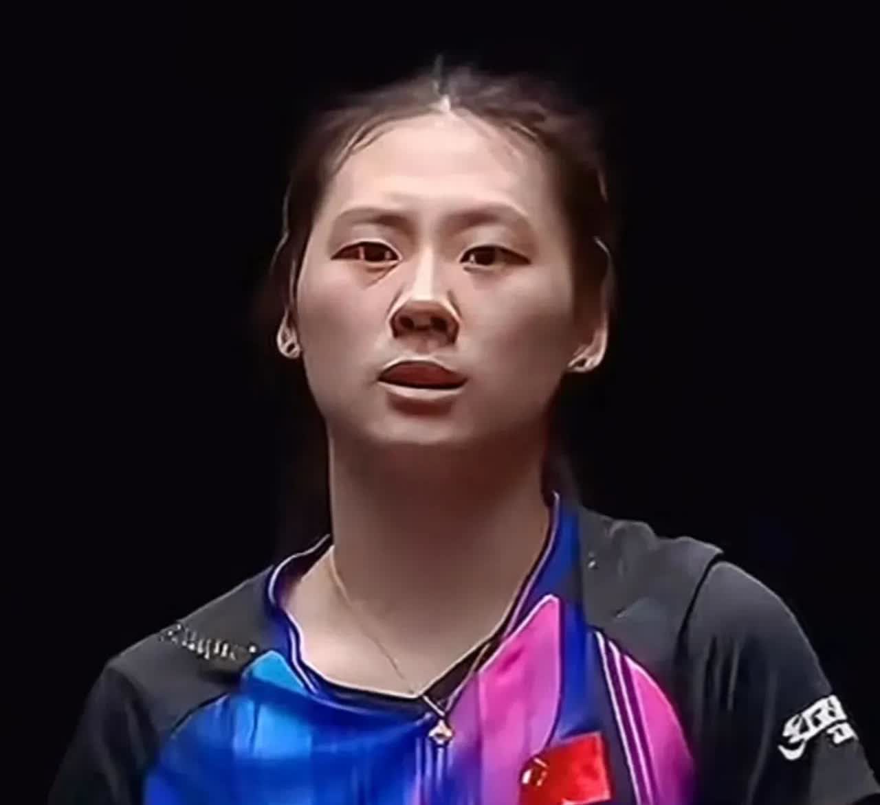 据说陈熠比国乒大部队提前5天到美国，参加美国大满贯。
他提前训练，对场地球台都