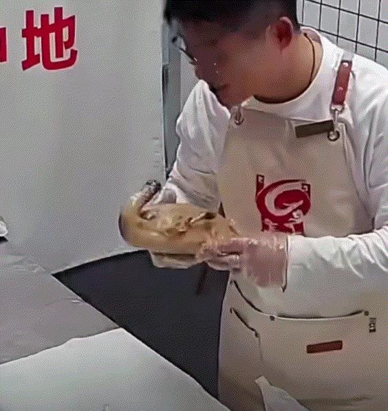 万幸！一顾客到一家卤味店买了一只卤鸭，可老板在装袋时却闻到鸭有异味，老板再凑近一