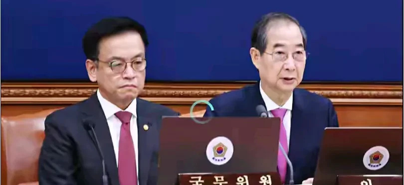 副总理崔相穆机会真多











天呐！韩国政坛这是怎么了？总统、代理