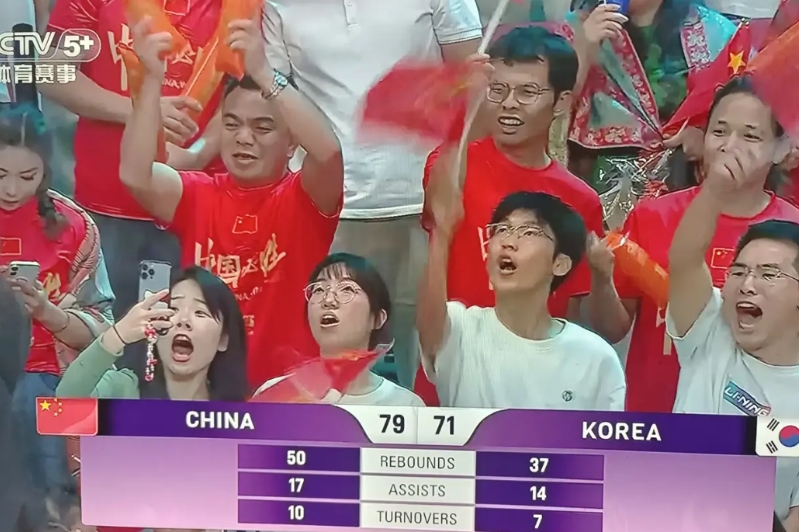 郭士强今晚的指挥，只能勉强打及格。
韩国人在只有12%的3分命中率情况下，我们才