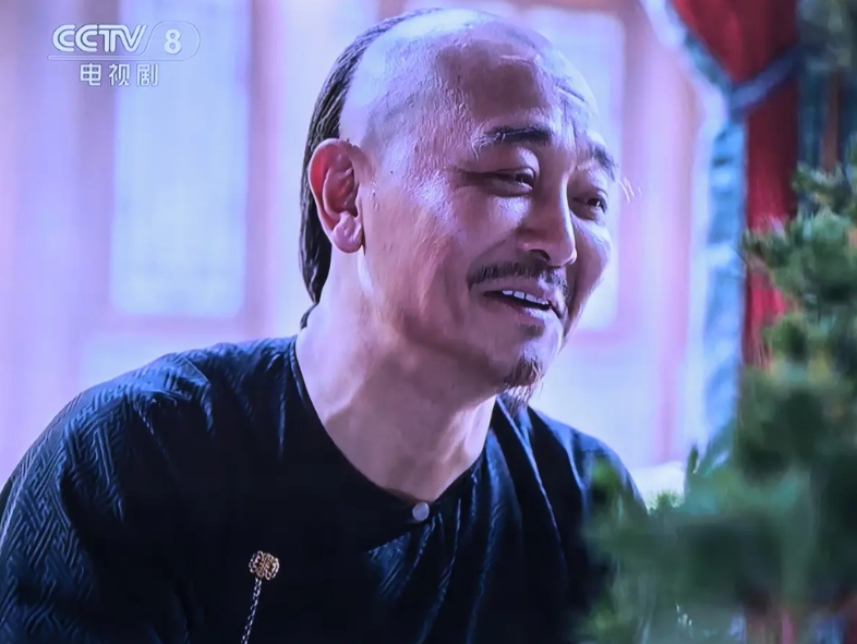 《大生意人》中，扮演平遥城晋商大佬的王天贵，他的外貌圆盘大脸，他的性格给人阴险狡