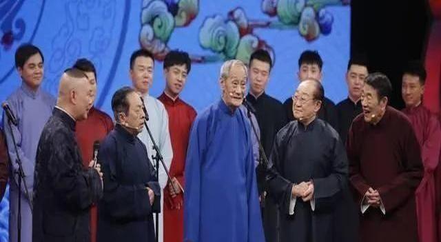 德云社张鹤擎最近直播爆料直接给相声圈扔了个深水炸弹，天津台录制现场遇到田立禾老爷