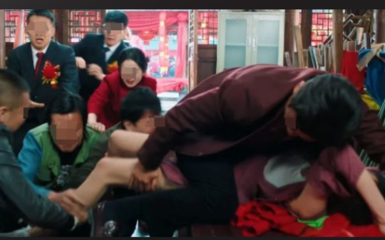 我搅黄了女朋友闺蜜的婚礼，抢走了新娘，女朋友却还大声叫好……