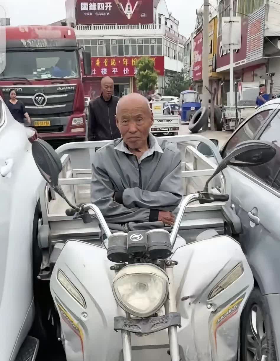 知道大爷为什么这么淡定吗？因为像他这个年纪正是闯的时候！

马路上一辆三轮车