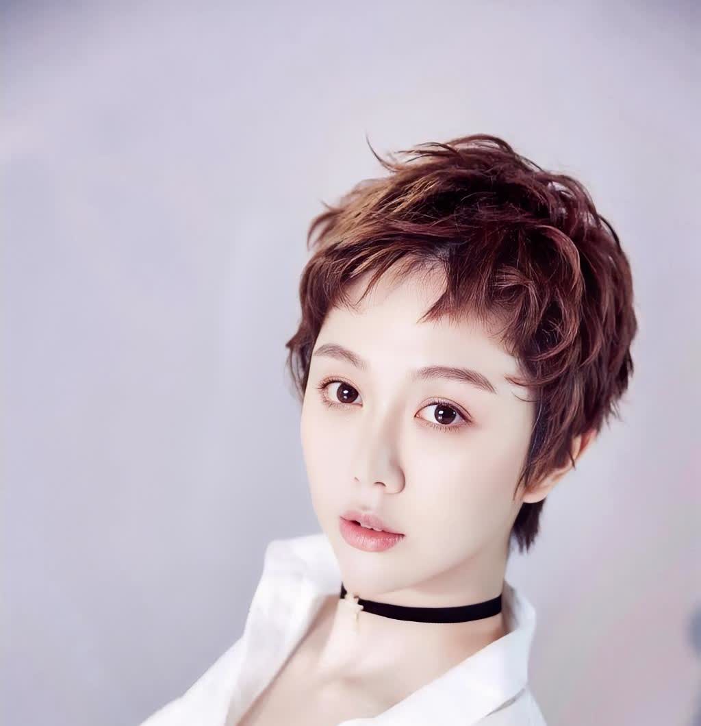 被李幼斌征服的十位女明星；个个年轻漂亮

一；童蕾
二、史兰芽
三、姜妍