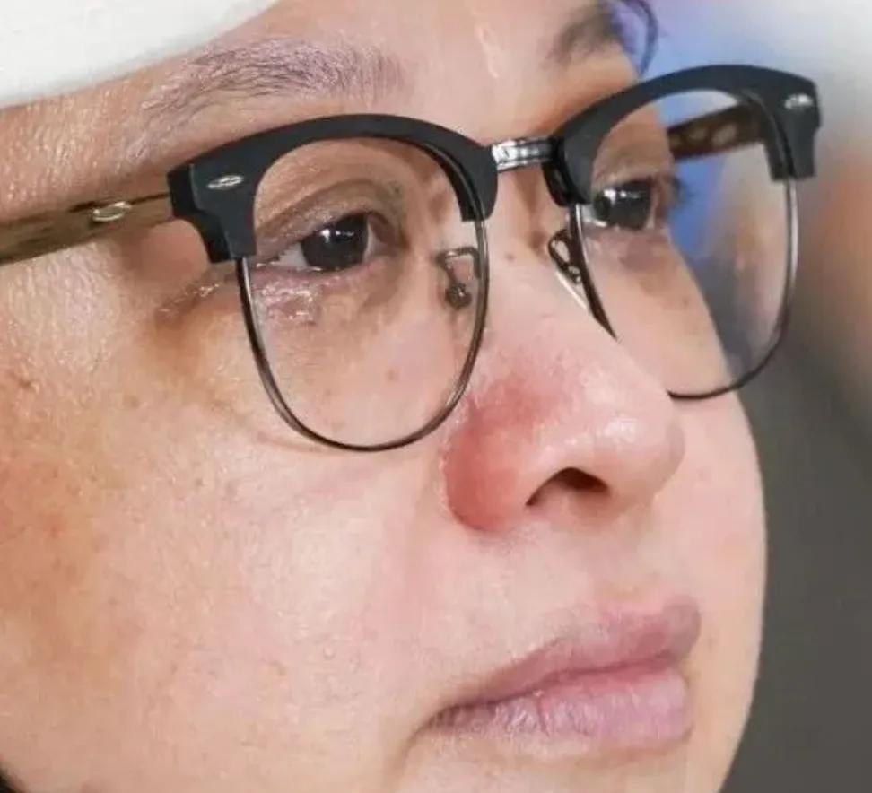 现在全网最揪心的人应该就是韩红了吧？
她不止要面对母亲的离世
不止要面对铺天盖地