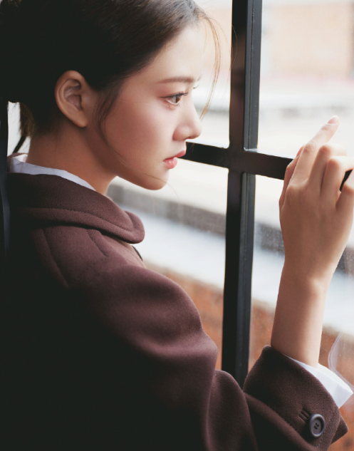 任敏豆棕色小香风，怡然自洽，绽放个性