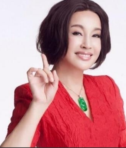 刘晓庆回到家，看到自己花了3倍工资请的保姆却躺在沙发上，吃着零食看着电视非常的乐
