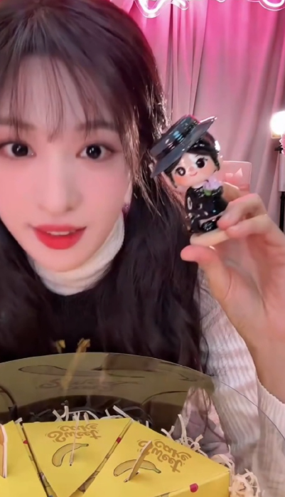 王楚然生日直播拆角色盲盒，每个都好可爱🥰 每一个小人都是人生经历中最浓墨重彩的