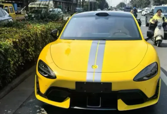 提车3小时车标被抠！首批小米车主哭诉：开去吃饭的功夫，回来就剩坑了！
小米SU7