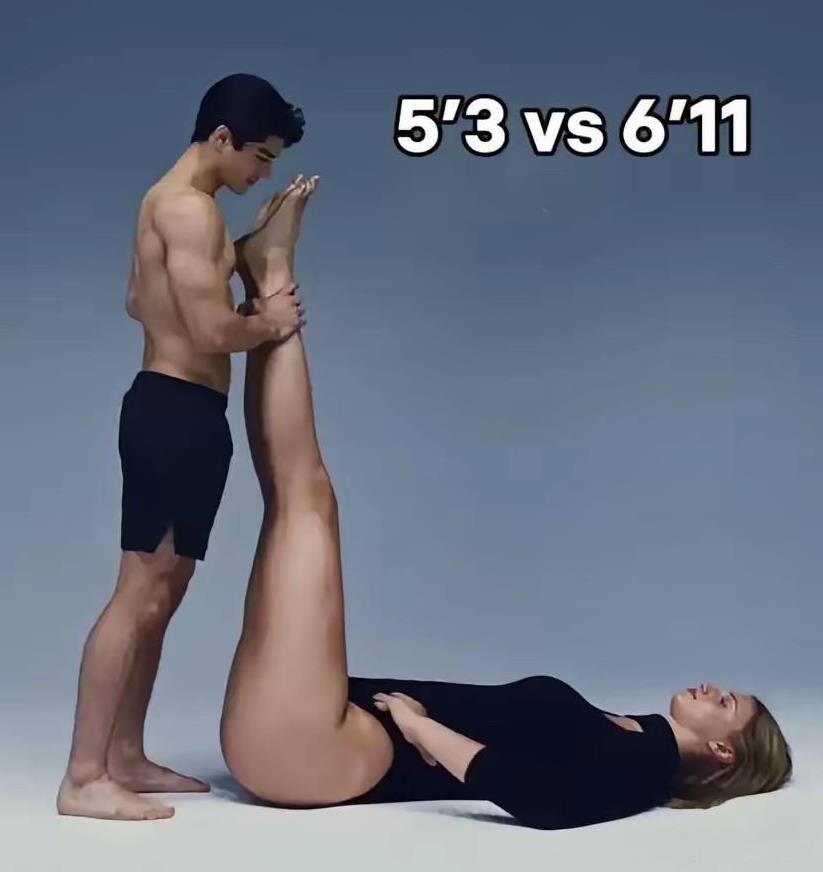 努力在天赋面前根本不值一提！
一名身高160厘米的男子站在身高211厘米女排球运