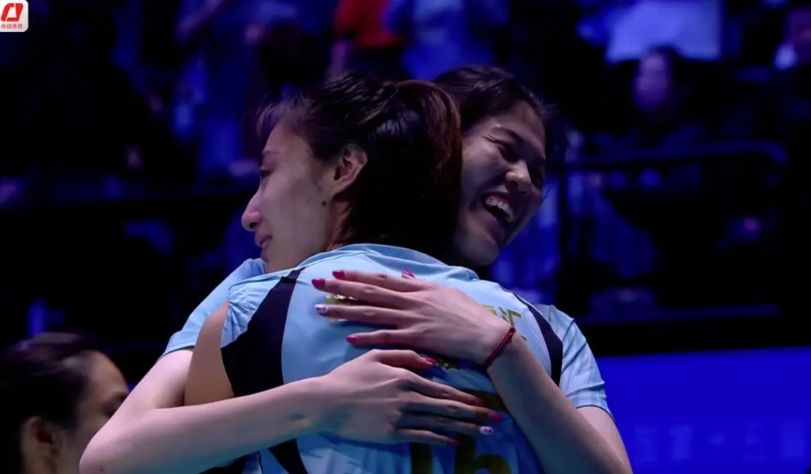 嫒媛含泪抱盈莹，一切尽在不言中！
比赛结束，王嫒媛动情拥抱既是妹妹又是球队队长的