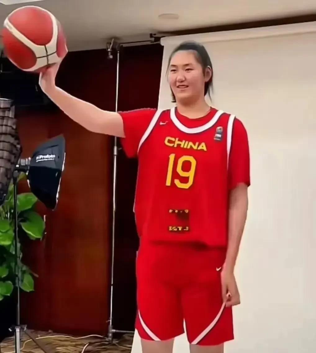 中国女篮亚洲杯12人名单预测！
内线：张子宇、韩旭、陈明伶。
后卫：陈玉婕、杨舒
