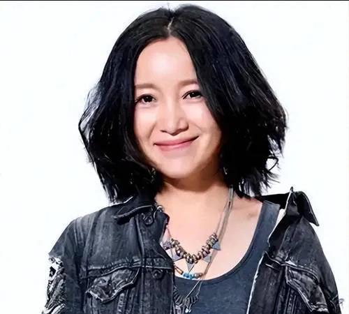 斯琴格日乐曾4次登上春晚舞台，风光无限。与恩师同居后怀孕，这段感情却未修成正果，