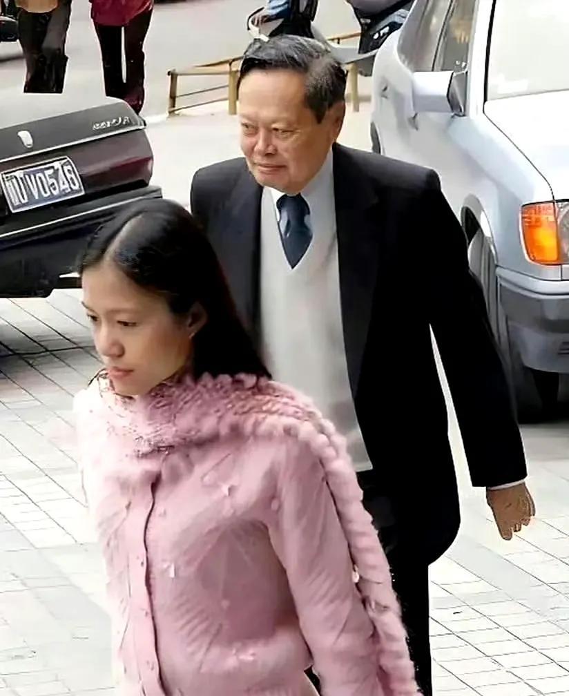 2004年12月24日，翁帆与杨振宁携手步入广州市民政局婚姻登记处，开启了人生新