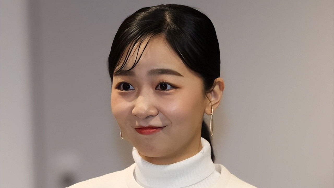 美成雪之精灵！佳子公主纯白穿搭封神，眉妆细节藏满巧思