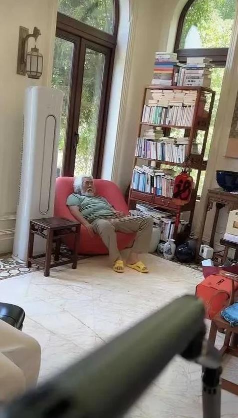 张纪中真是模范老公，陪着杜星霖直播，不知不觉的睡觉了，真是年纪大了，累了就要马上