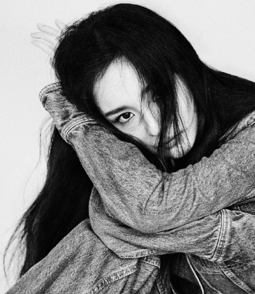 杨幂最新大片释出锁骨优越，直闪光下彰显时尚魅力