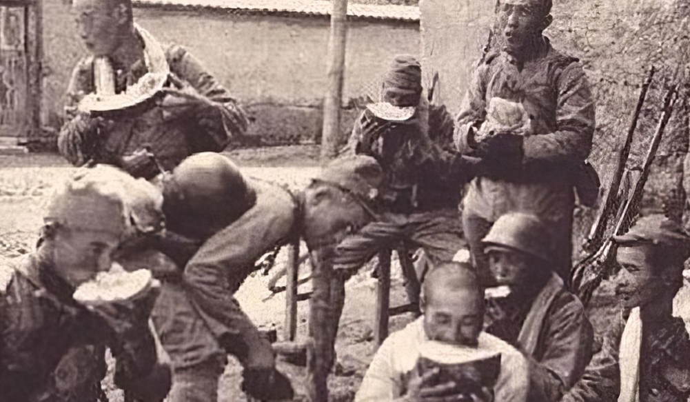 1937年，日本人在堆成山的尸体上浇满了煤油，随后点燃了火把，火焰开始燃烧。这时