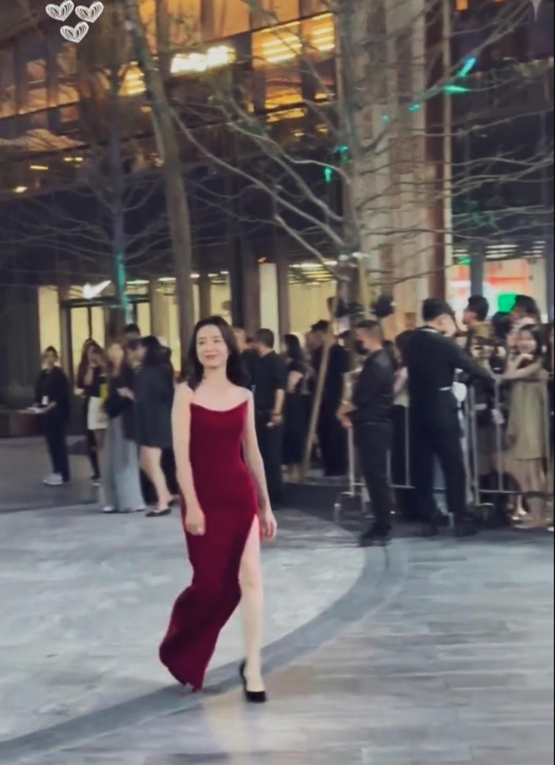 真好看，摇曳生姿，被她的红色裙子征服！#董洁#