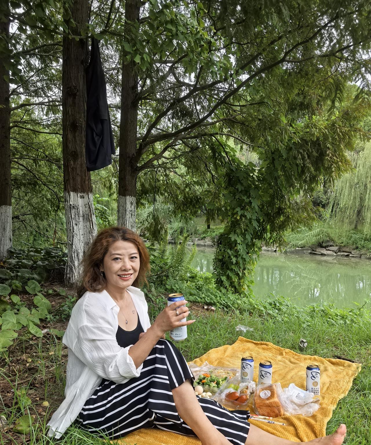 回杭州的第三天，我跟孩儿他爹去钱塘江边野餐。
在哈尔滨呆了两个月，本来计划好的跟