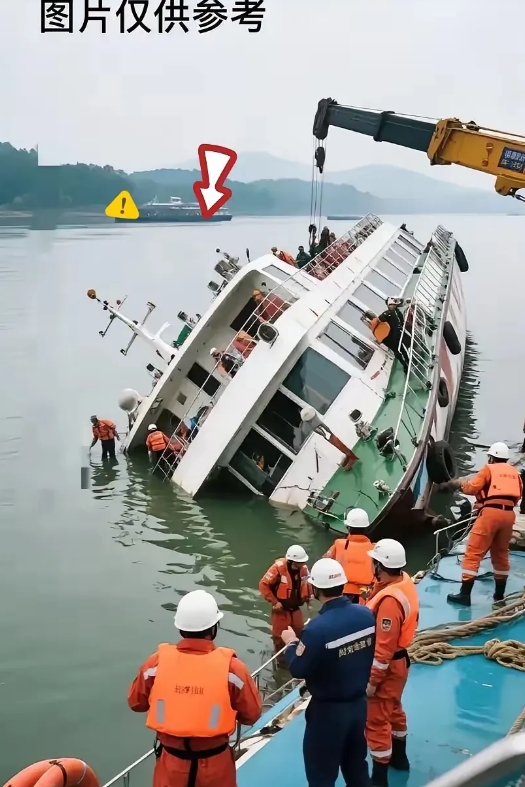 生死只在一线间，贵州旅游安全出大事，两游船翻覆，70多人落水，50多人救起，20