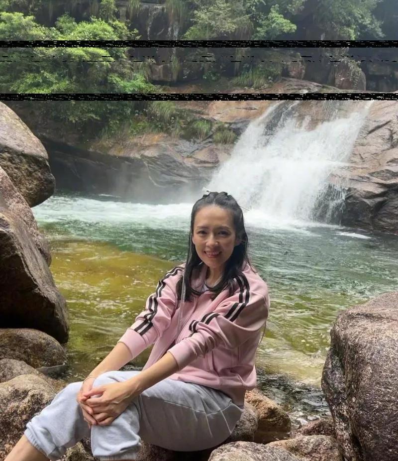 近日，章子怡素颜现身街头，与友人相聚。尽管未施粉黛，但她依然气质非凡，皮肤状态良