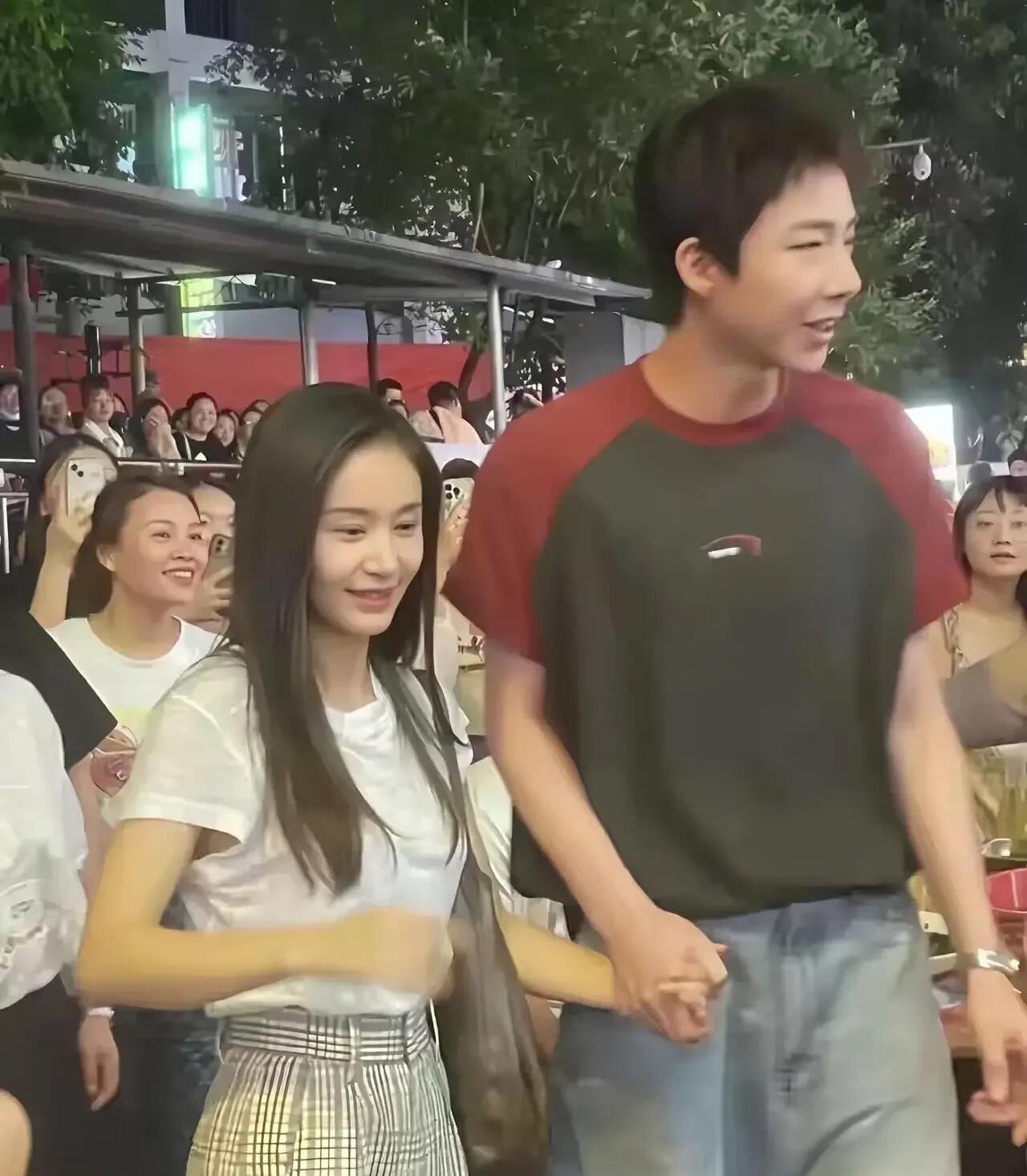 果然是不能和高个子的男演员同框合影，你看照片中的女演员站在刘宇宁旁边，就像个小矮