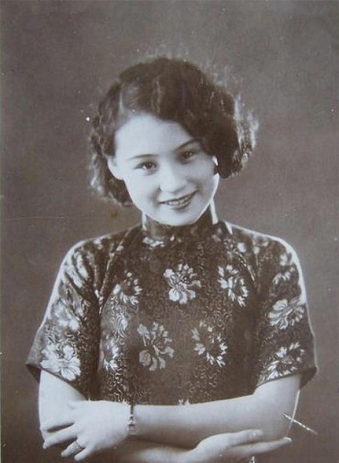 1937年，著名影星陈燕燕去闺蜜童月娟的家中做客，聊的口渴就顺手把桌上茶杯里的水