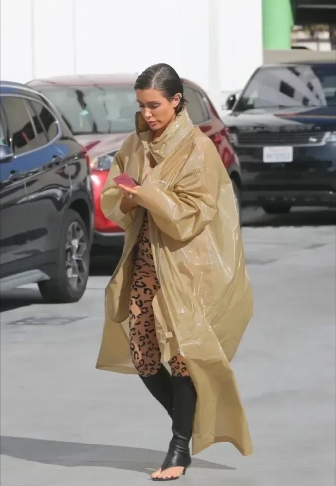 侃爷老婆比安卡独自出门穿衣虽然还是看不懂，但是比和侃爷在一起正常多了 ​​​