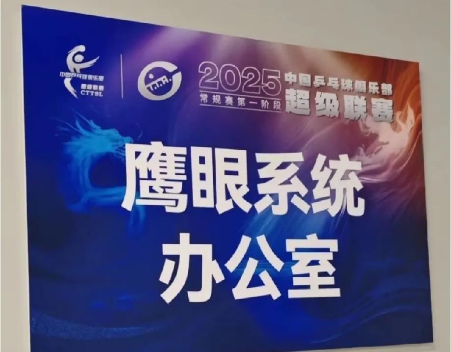 莎莎今年还是要兼职深圳大学的场外指导，蒯曼和平野一下场就开始工作了。好在今年深大