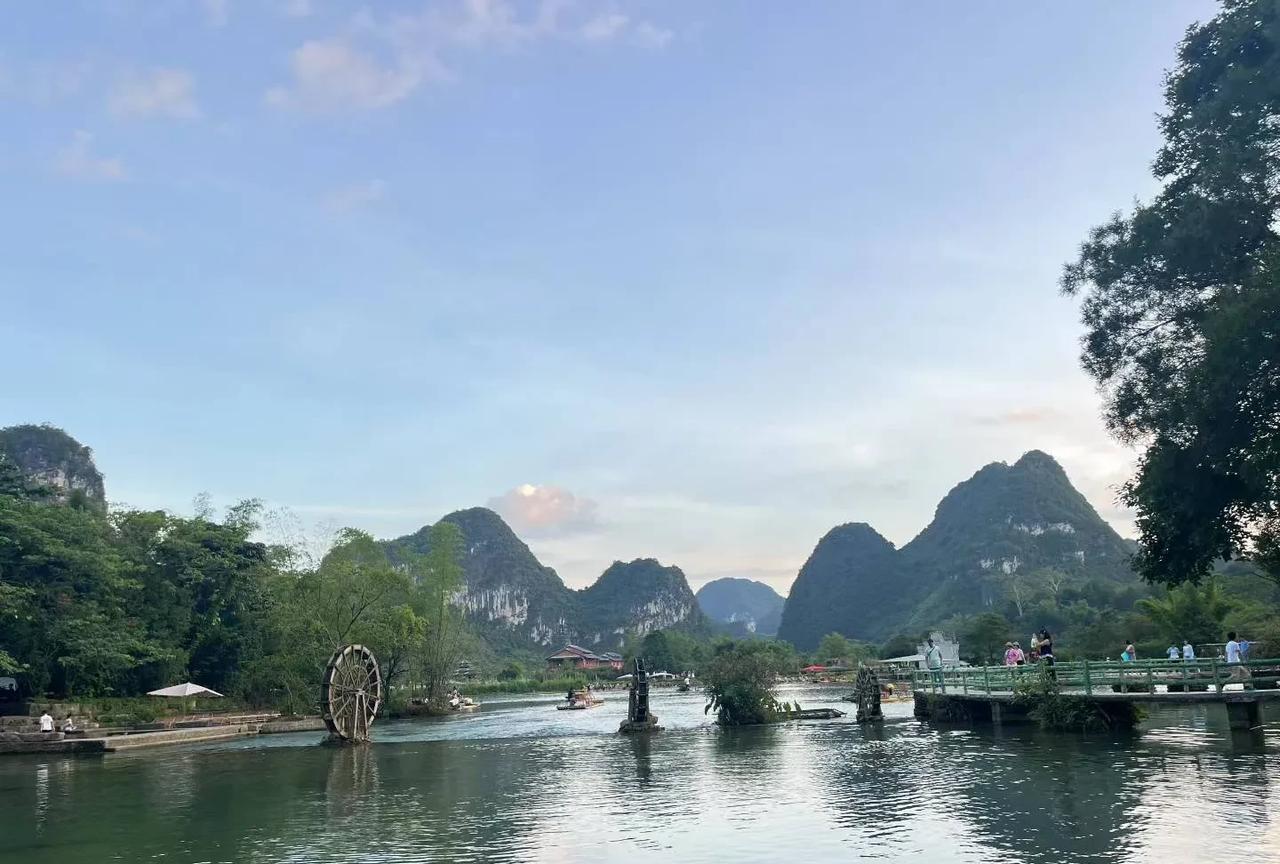 我们娘仨都是前一个人洗完澡后一个人马上进洗水间洗澡。我们家老太太每天晚上10点左