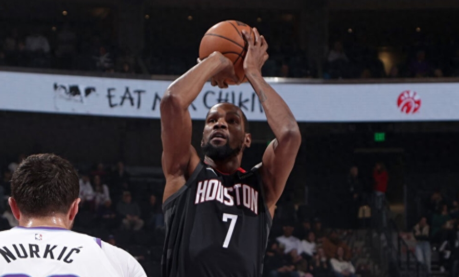 NBA常规赛继续进行。火箭三节领先30分奠定胜局，最终客场129-101大胜爵士