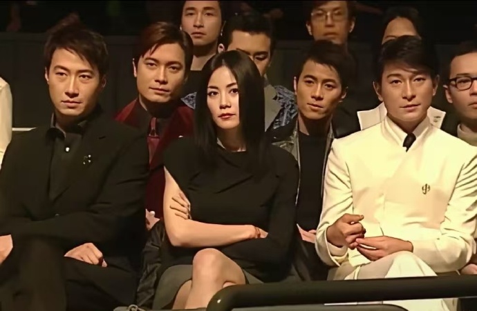 第一眼看到的居然是罗嘉良。 ​​​