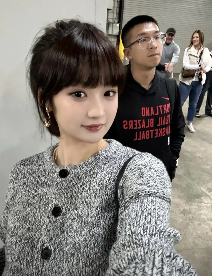 不得不说，杨翰森的女朋友确实靓丽可人！
虽然小杨因为在客场打完比赛后和女友一起吃