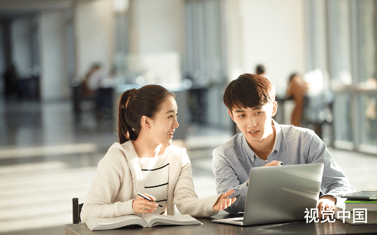 女友为陪落榜竹马复读，竟放弃985大学，被全网骂到海外