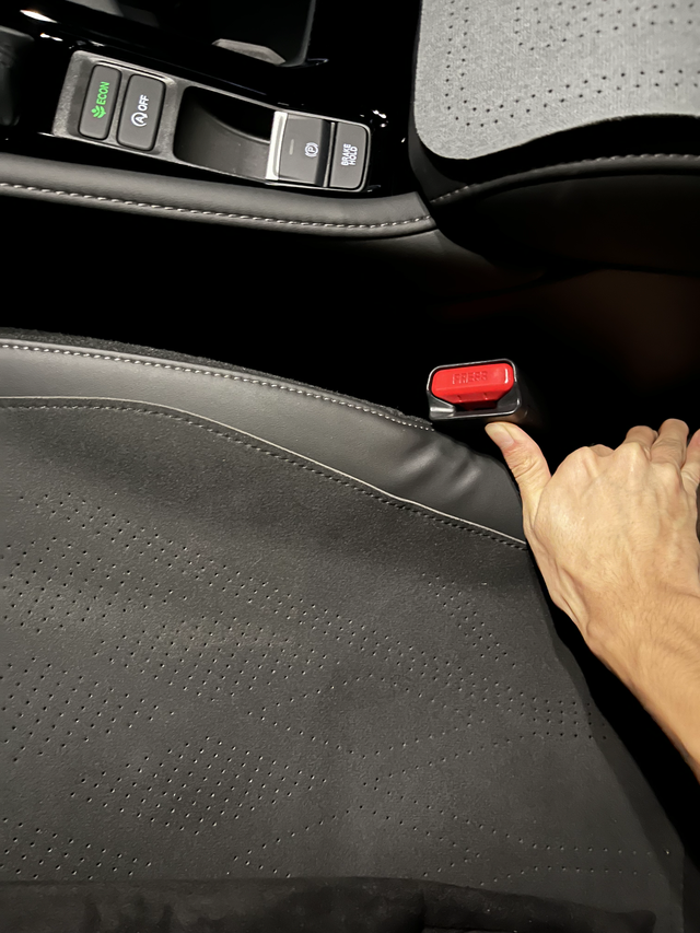 给为车主有没有主驾座椅跟我这个似的皱皱巴巴的啊