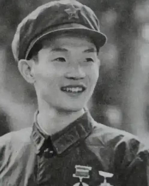 1979年，越战英雄何学高被两名越军死死抱住，千钧一发之际，何学高为了不当俘虏，