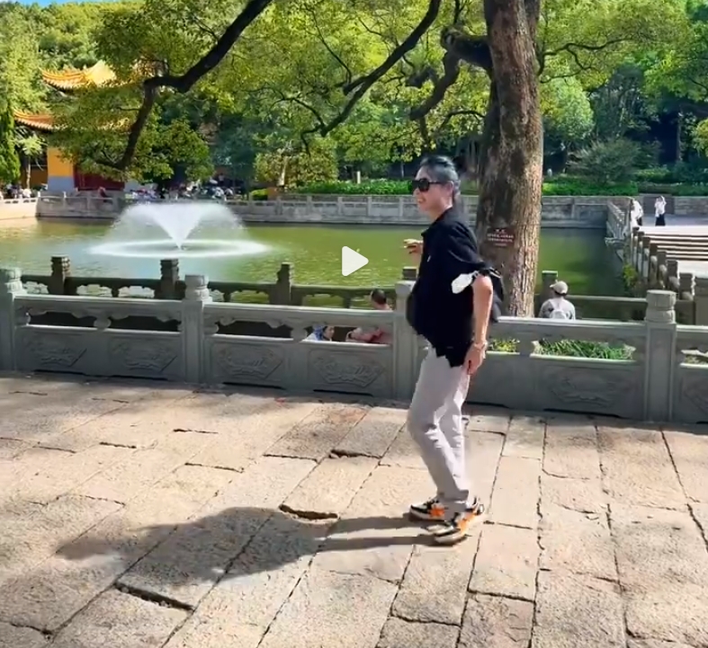 网友普陀寺偶遇57岁邱淑贞，冻龄状态引发热议！