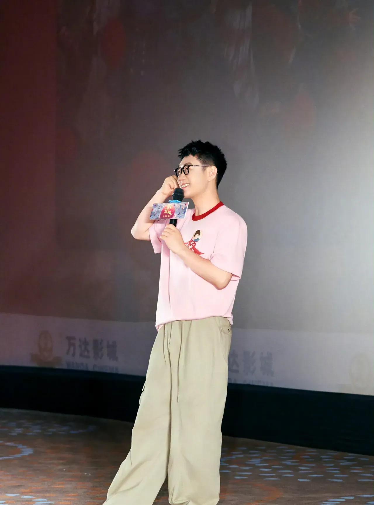 戏外的大鹏太帅了，我看一眼，就喜欢上了他。
47 岁的大鹏，白白净净，还有点腼腆