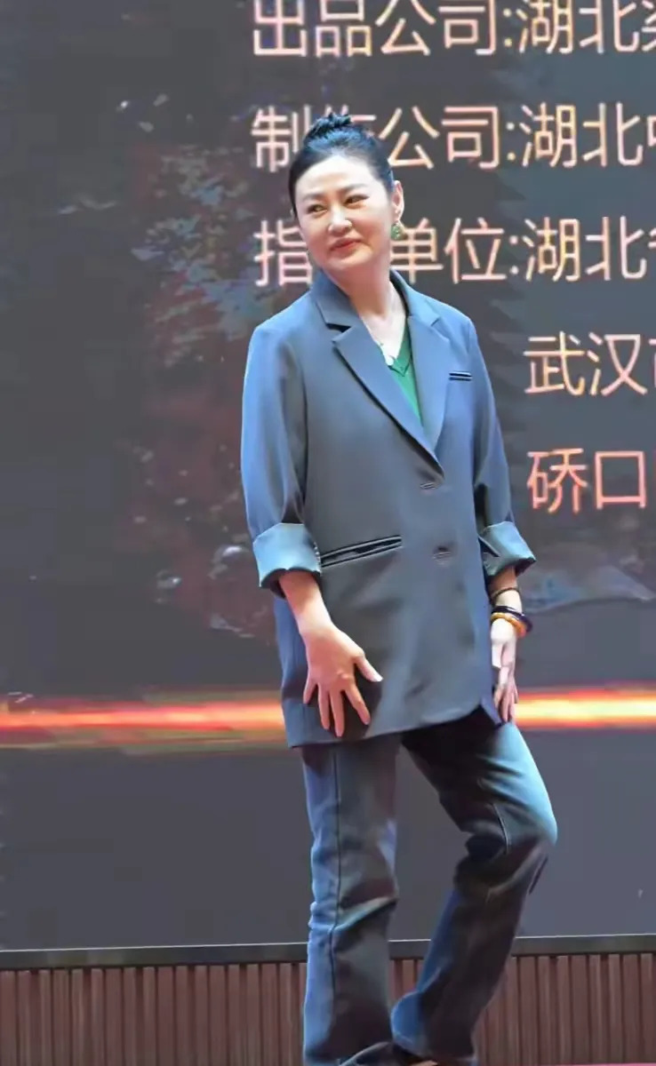 王思懿近照身材发福引热议











我的天哪！你们敢信吗？曾经迷倒众