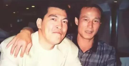 当年，“大傻”成奎安得知蓝洁瑛穷得捡垃 圾吃剩饭，他马上到蓝洁瑛家小区，挨家拜访