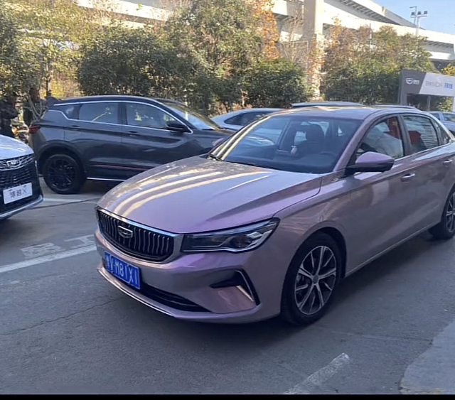 四代帝豪改色车衣
虽说吧8.9万落地的车，比不上别人10大几万，二三十几十上百万