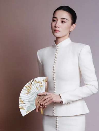 宋佳亮相白玉兰荣耀之夜，白色礼服尽显成熟优雅气质！