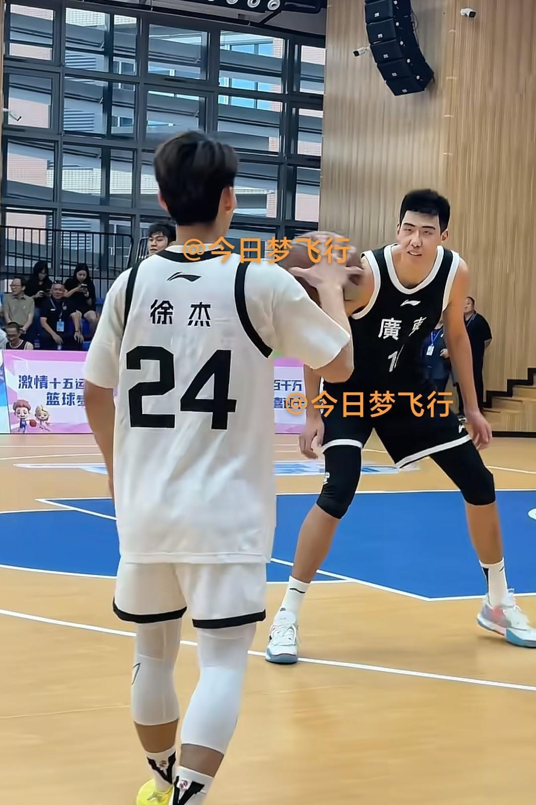 广东宏远徐中锋单挑广州龙狮徐中锋！
今天下午，广东队参加了在东莞市黄江镇举行的新