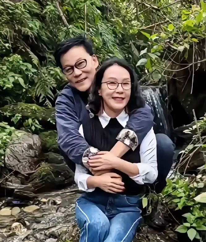 李国庆背后抱张丹红
争议里她老公一句话扎心：男人最懂男人

李国庆背后抱张丹红的
