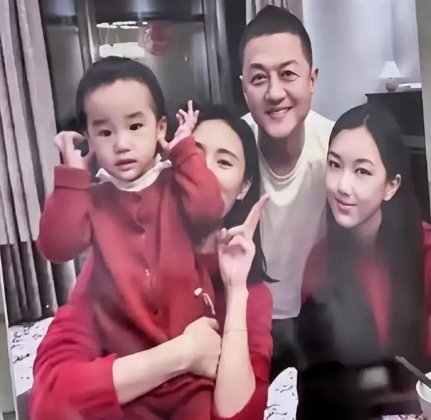 看见他们的全家福，鼻子有点酸酸的，感觉这一家人都挺不容易的。俩女儿，大女儿像爸爸