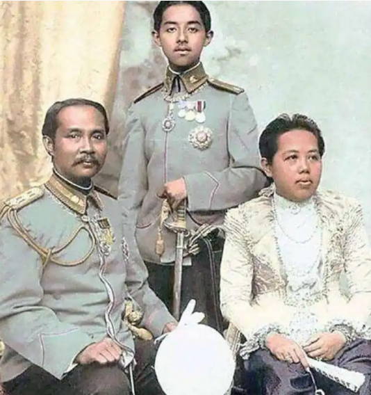 这基因也太强大！泰国王室“香肠嘴”遗传3代，靠娶漂亮王妃也改变不了 ​​​

